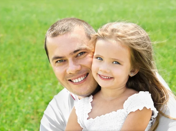 Außenporträt eines glücklich lächelnden jungen Mannes und eines kleinen Mädchens — Stockfoto