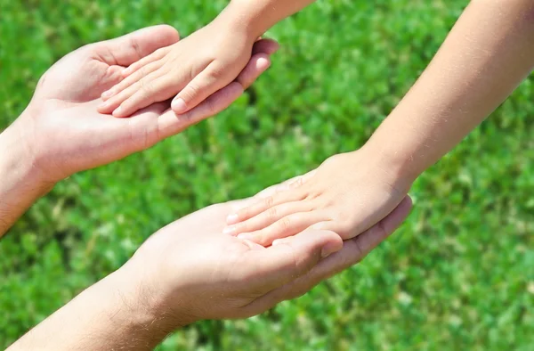 Kind hält die Hände des Vaters — Stockfoto