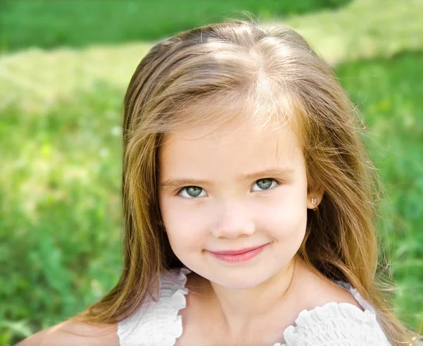 Outdoor portrait of adorable smiling little girl — Stock Photo, Image