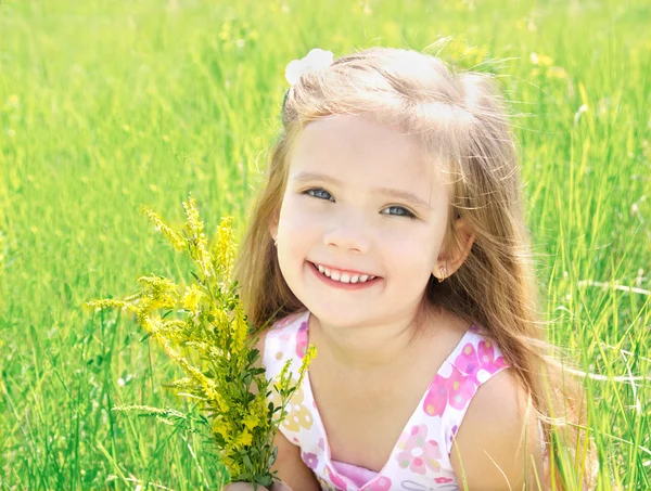 Menina bonito no prado — Fotografia de Stock