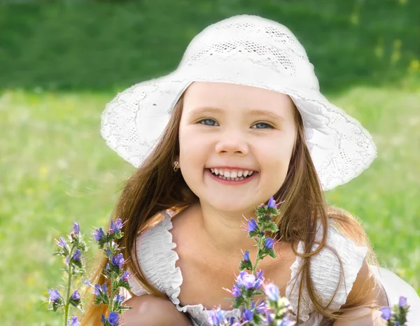 Linda niña en el prado con flores — Foto de Stock