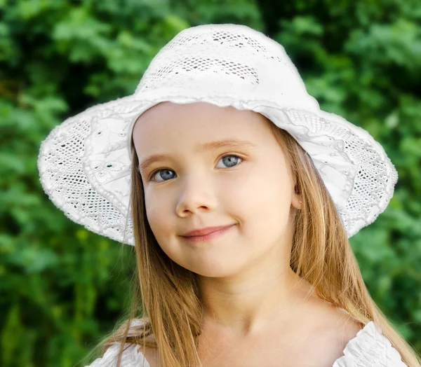 Retrato ao ar livre de adorável sorridente menina — Fotografia de Stock