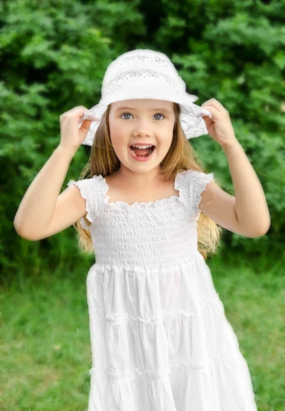 Retrato al aire libre de adorable niña gritando — Foto de Stock