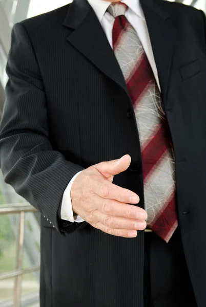 Geschäftsmann männliche Hand ausgestreckt, um das Abkommen zu besiegeln — Stockfoto