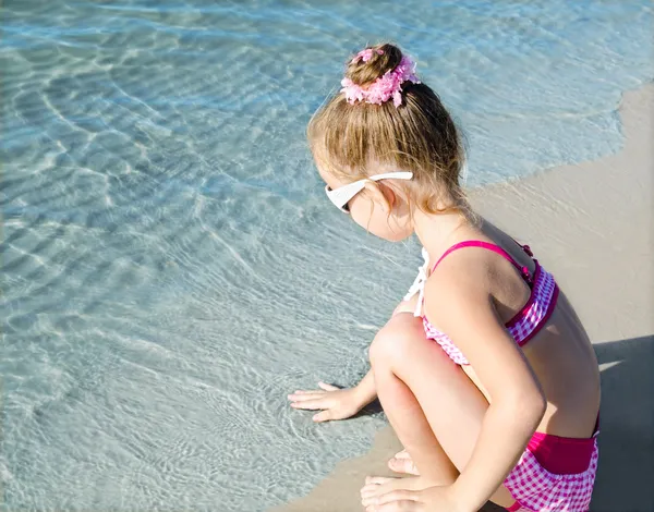 Liten flicka att ha kul på strandsemester — Stockfoto