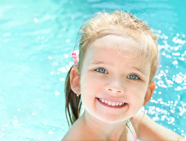 Красивая маленькая девочка в бассейне — стоковое фото