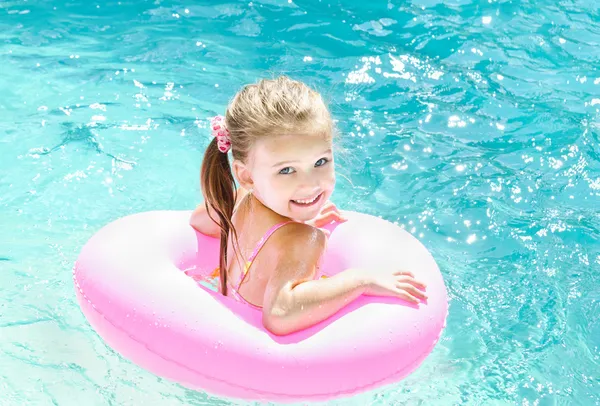 Niña sonriente en la piscina —  Fotos de Stock