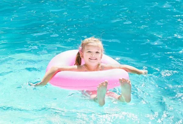 Sorridente bambina in piscina — Foto Stock