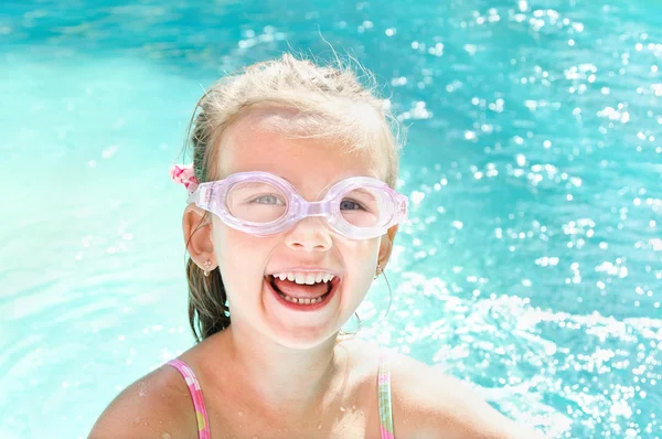 A medence szép mosolygó kislány — Stock Fotó