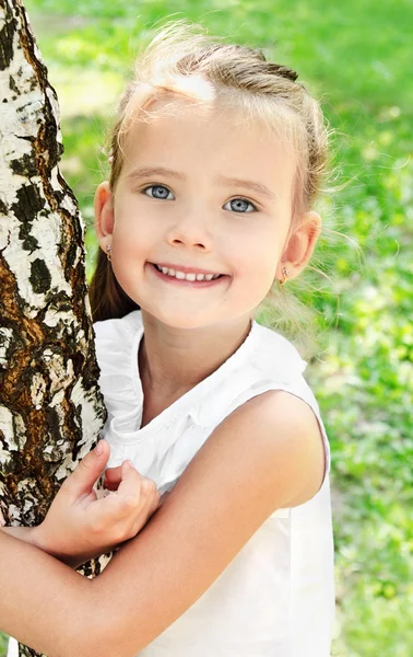 Lachende schattig klein meisje in de buurt van de berk — Stockfoto