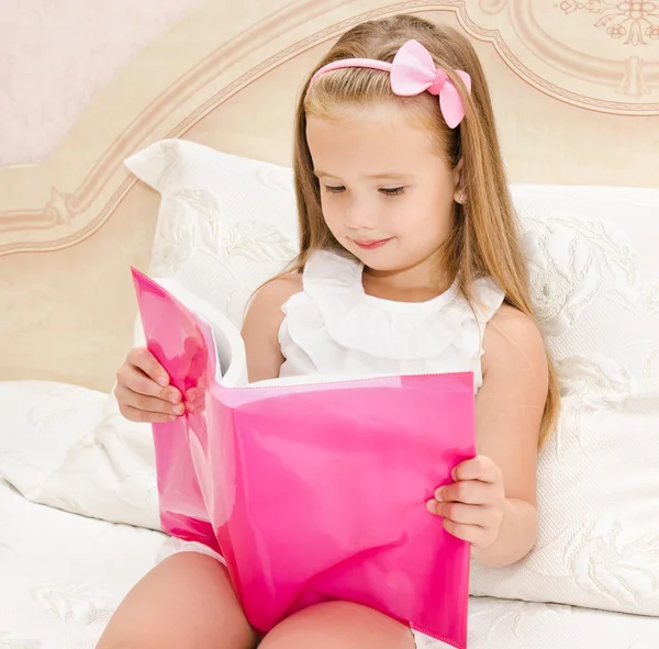 Cute little girl reading a book — Stock Photo, Image