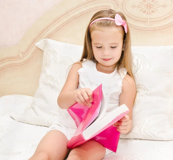 Cute little girl czytając książkę — Zdjęcie stockowe