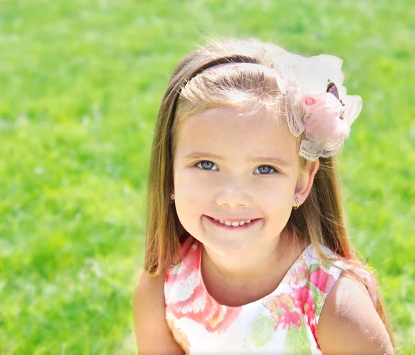 Linda niña sonriente en el prado — Foto de Stock