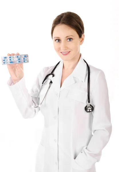 Lachende vrouw van de jonge dokter houden tabletten geïsoleerd — Stockfoto