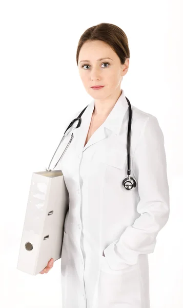 Leende ung läkare kvinna med stetoskop och mappen isolerade — Stockfoto