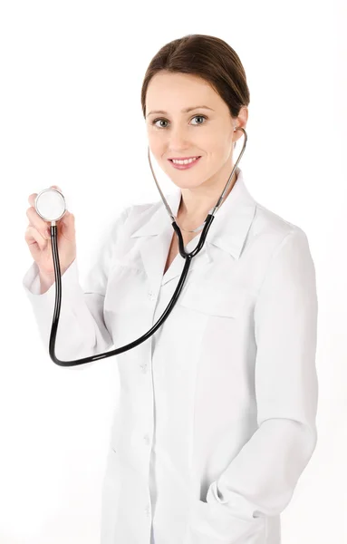 Uśmiechający się młody lekarz przytrzymanie stetoskop na białym tle — Zdjęcie stockowe