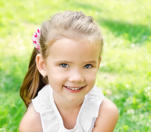 Linda niña sonriente en el prado —  Fotos de Stock