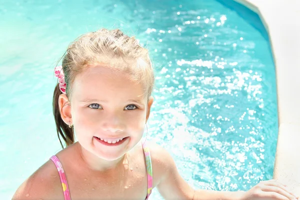 Niña bonita en la piscina — Foto de Stock