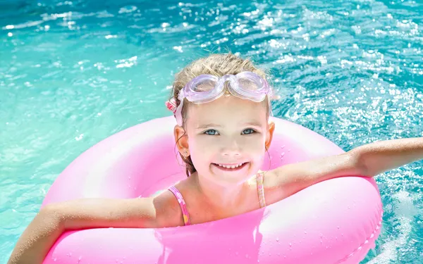 Милая маленькая девочка в бассейне — стоковое фото