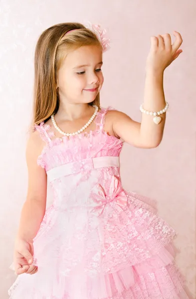 Retrato de niña sonriente en vestido de princesa mira el br —  Fotos de Stock