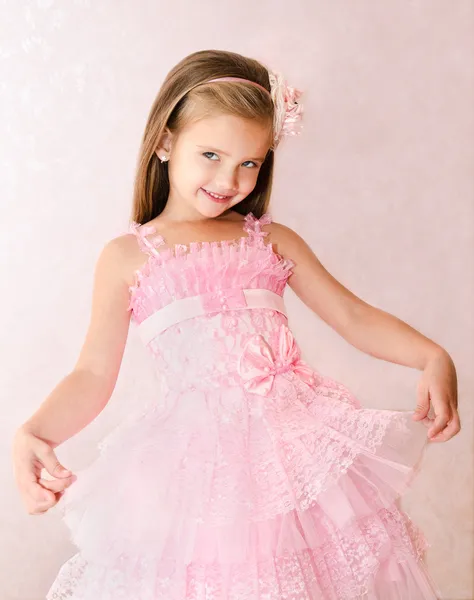 Portrét usměvavá holčička v šaty princezny — Stock fotografie