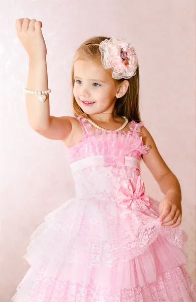 Retrato de linda niña sonriente en vestido de princesa —  Fotos de Stock