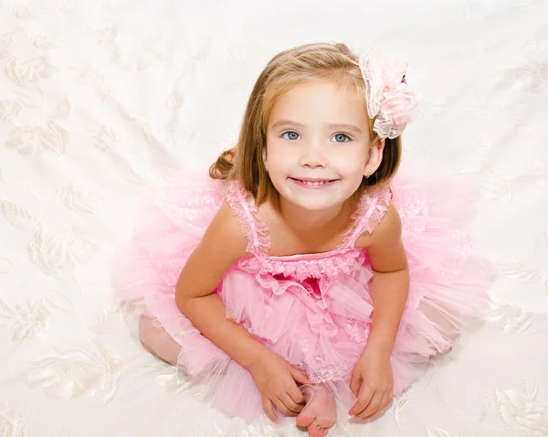 穿公主裙的可爱微笑小女孩的肖像 — 图库照片