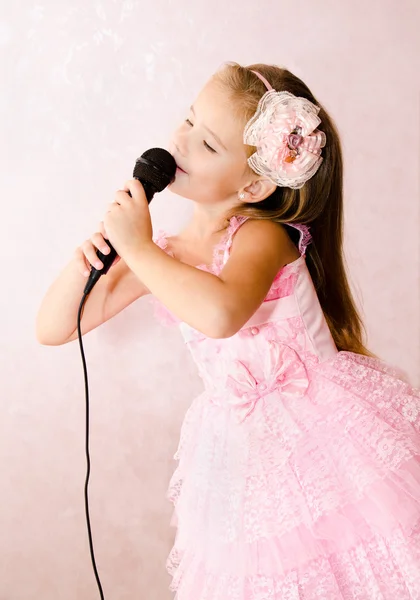 Mooi meisje met microfoon in prinses jurk — Stockfoto