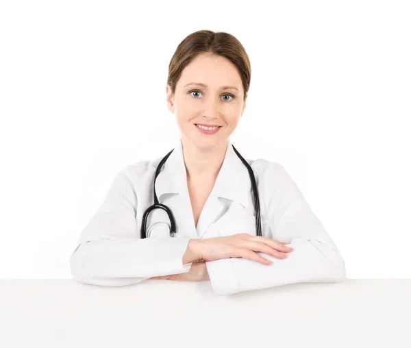 Lachende vrouw van de jonge dokter met een stethoscoop geïsoleerd — Stockfoto