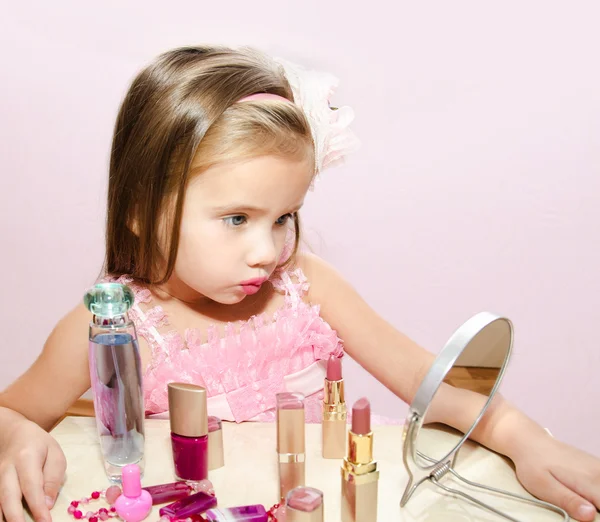 Cosméticos para niños Linda niña mirando en el espejo — Foto de Stock