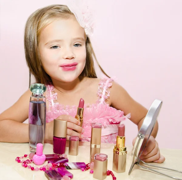 Barn kosmetika söt liten flicka med läppstift och spegel — Stockfoto