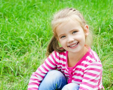 sevimli küçük kız çayır çim yatan gülümseyen