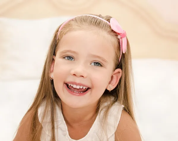 Retrato de la pequeña gir linda feliz —  Fotos de Stock