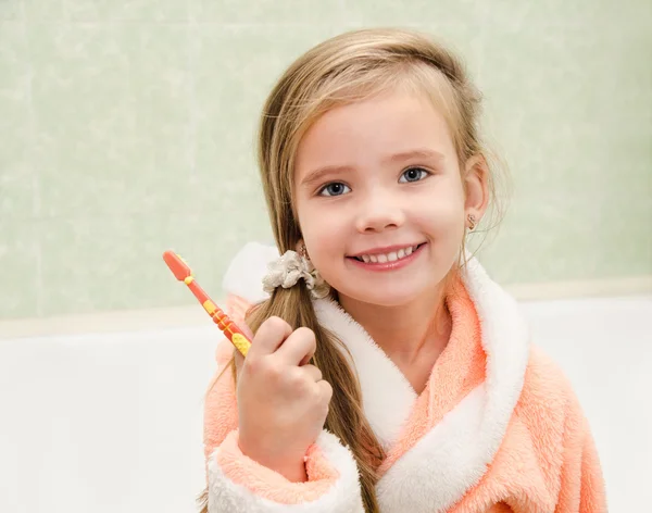 Leende liten flicka borsta tänder — Stockfoto