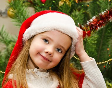 Noel hediye ile Noel Baba şapkası, küçük kız var