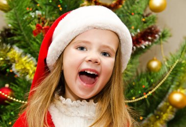 Noel hediye ile Noel Baba şapkası, sevimli küçük kız var