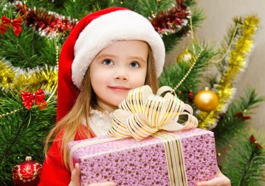 Noel hediye ile Noel Baba şapkası, küçük kız var