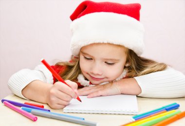 küçük kız, Noel Baba'ya mektup yazar.