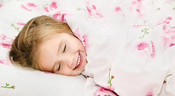 Adorable niñita dormir en la cama —  Fotos de Stock