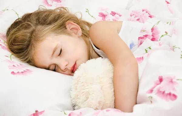 Entzückendes kleines Mädchen schläft im Bett — Stockfoto