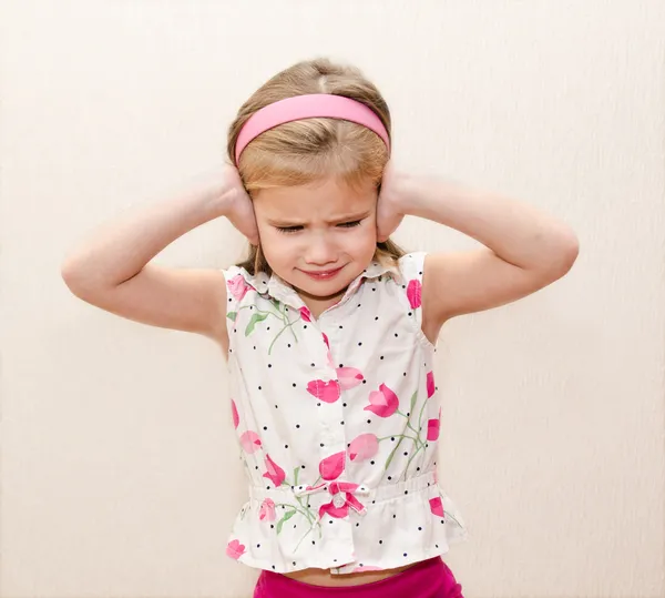 Little girl covering her ears — Stock Photo, Image