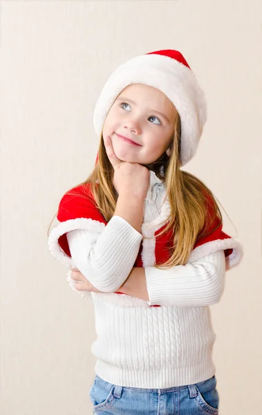 Joyeux sourire petite fille dans le chapeau de Noël rêve — Photo