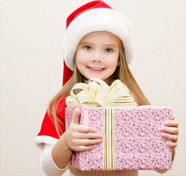 Felice sorridente bambina con regalo di Natale — Foto Stock