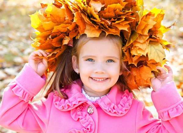 Otoño retrato de linda niña sonriente divirtiéndose —  Fotos de Stock