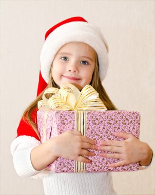 Noel hediye ile mutlu gülümseyen küçük kız