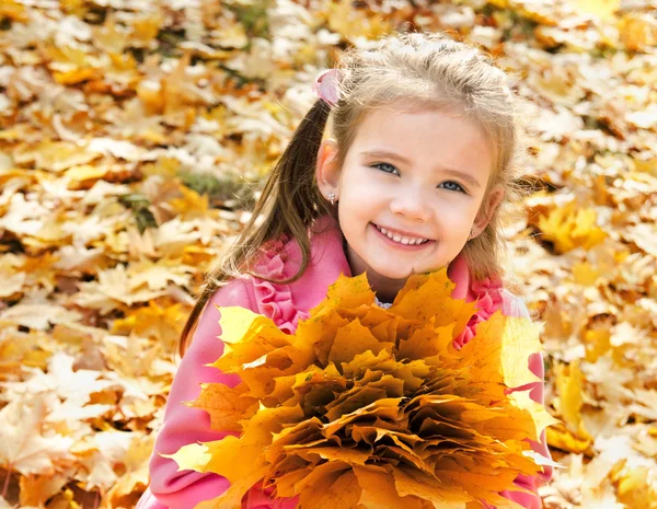 Höst porträtt av söta leende liten flicka — Stockfoto