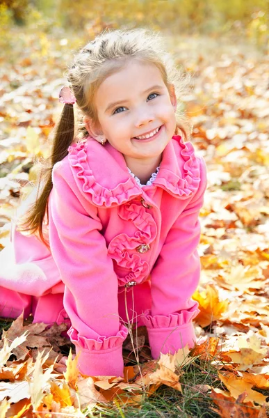 Retrato de outono de menina sorridente bonito — Fotografia de Stock