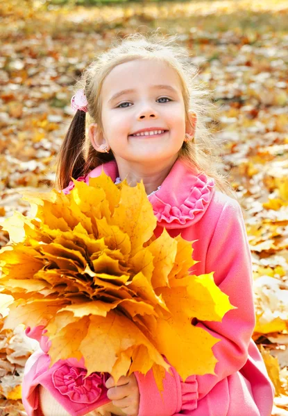 가 단풍 잎과 귀여운 웃는 소녀 초상화 — 스톡 사진