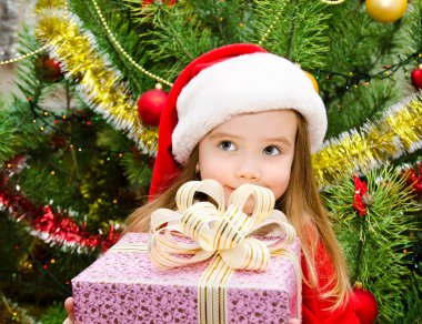 Noel hediye ile Noel Baba şapkası, küçük kız var
