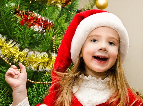 Щаслива маленька дівчинка в капелюсі Санта — стокове фото